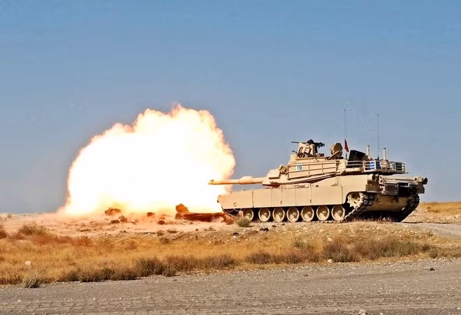 Xe tăng chiến đấu chủ lực M1 Abrams là vũ khí mặt đất chủ lực trong cuộc xâm lược Iraq năm 2003. Abrams đã góp phần quan trọng trong việc đánh bại lực lượng tăng, thiết giáp hùng hậu của quân đội Saddam Hussein. Theo Business Insider, mặc dù còn nhiều tranh cãi về nâng cấp và các chi phí khác liên quan đến xe tăng, đây vẫn là vũ khí không thể thay thế.