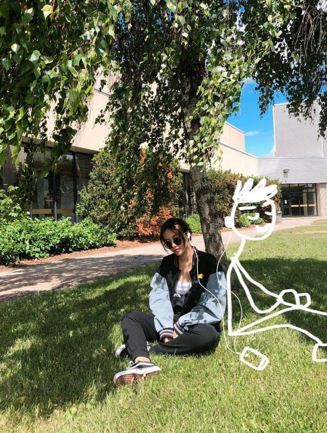 Mời đây trên mạng xã hội, nickname Trần Mỹ Hằng đăng tải dòng cảm xúc: "Khi chúng bạn FA quá lâu... Ở đây có đứa nào 20 tuổi mà chưa có lấy 1 mối tình đầu không? Hãy nói là tui không cô đơn đi!". Đi kèm với đó là bộ ảnh của nhân vật giả tưởng được vẽ thêm.