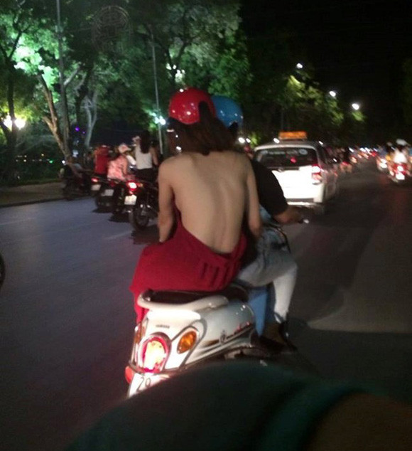 Nickname Minh Khue chia sẻ: "Chẳng hay ho gì chuyện này, mình thấy bạn chụp cũng tào lao ghê. Thà rằng bạn đi lên nhắc bạn nữ kia cài lại áo hay mặc áo chống nắng vào cho đỡ hỏng lưng thì tốt hơn là việc chụp lại sau đó đăng lên mạng như thế này".