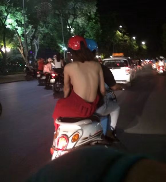 Nickname Minh Khue chia sẻ: "Chẳng hay ho gì chuyện này, mình thấy bạn chụp cũng tào lao ghê. Thà rằng bạn đi lên nhắc bạn nữ kia cài lại áo hay mặc áo chống nắng vào cho đỡ hỏng lưng thì tốt hơn là việc chụp lại sau đó đăng lên mạng như thế này".