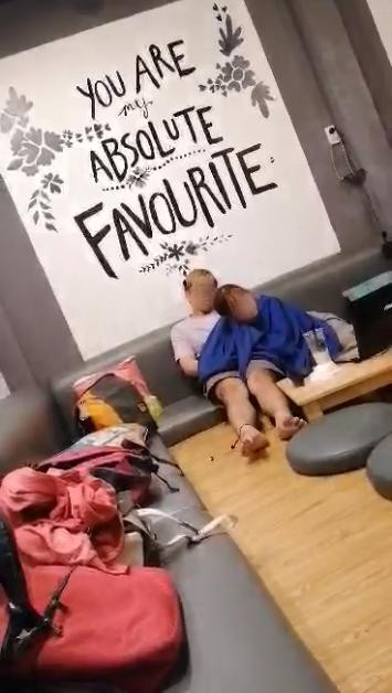 Cap doi trum ao khoac roi vo tu 