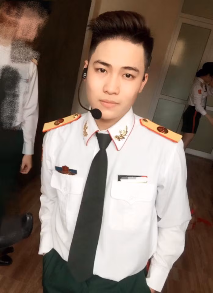 Được nhắc đến như một chàng hot boy trường Nghệ thuật Quân đội, Trương Tuấn Long khiến nhiều bạn gái cùng trường cũng như trên mạng xã hội phải thầm thương trộm nhớ mình mỗi ngày.