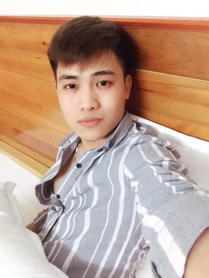 Sở hữu vẻ ngoài điển trai với làn da trắng khiến nhiều bạn gái phải ghen tỵ, khuôn mặt ưa nhìn cùng thân hình chuẩn 6 múi, hot boy trường Nghệ thuật Quân đội được rất nhiều các bạn trẻ yêu mến trong lẫn ngoài trường.