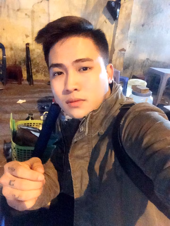 Điển trai, hát hay, người ta còn chú ý tới Tuấn Long bằng guu thời trang trẻ trung, năng động nhưng vẫn rất lịch sự. Với ngoại hình điển trai, giọng hát trầm ấm, nụ cười tỏa nắng, tính cách thân thiện, Long Anh luôn là một hình mẫu lý tưởng mà nhiều bạn gái ao ước bên cạnh.