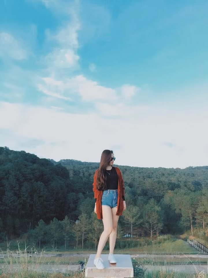 Facebook của Thanh Mèo đã có hơn 50.000 lượt theo dõi. Mỗi hình ảnh mà cô nàng đăng tải đều khiến dân mạng "lịm tim" và đặc biệt là những bức hình khoe thân nuột nà trong bộ bikini.