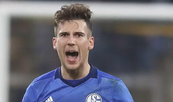 M.U nhảy vào cuộc đua giành Leon Goretzka: Sky Sports hay, M.U đã tham gia vào cuộc đua giành sao trẻ Schalke, Leon Goretzka đang đi vào những tháng cuối trong hợp đồng. Tiền vệ sinh năm 1995 đang gây sức hút với hàng loạt tên tuổi châu Âu, trong đó có Barca, Juventus, Bayern, Arsenal, Liverpool và mới nhất là MU của Mourinho. 