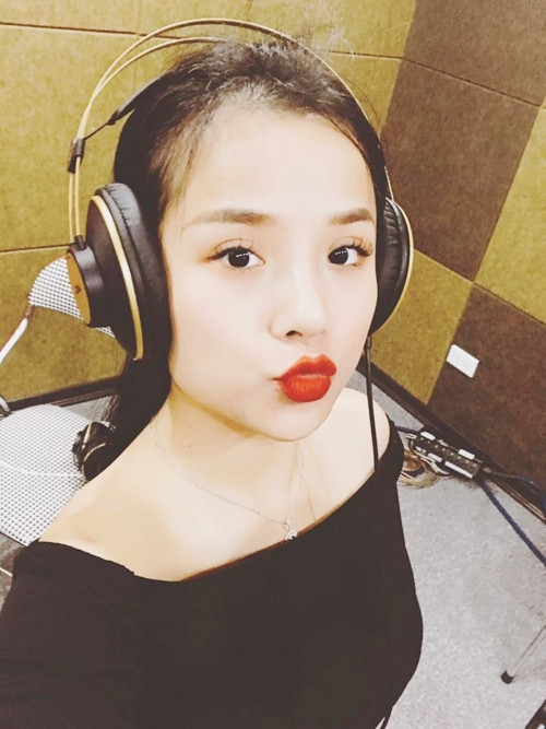 Nếu chú ý trên khán đài, Thương Võ thường xuyên đến sân cổ vũ bạn trai thi đấu và không ít lần lọt vào ống kính của giới phóng viên. Điển hình như trận bán kết lượt về AFF Cup giữa tuyển Việt Nam và Indonesia.