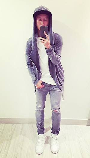 Thời trang hiphop với chiếc quần jean rách thường xuyên được Tú Ngựa lựa chọn để xuống phố.