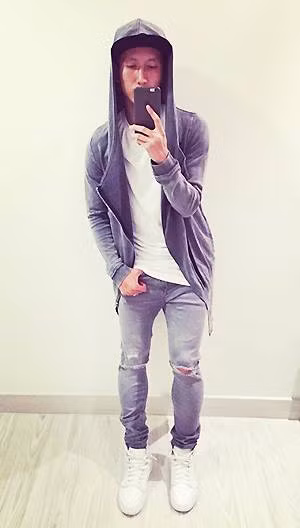 Thời trang hiphop với chiếc quần jean rách thường xuyên được Tú Ngựa lựa chọn để xuống phố.