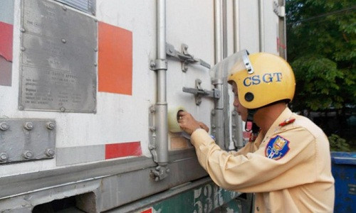 Cảnh sát niêm phong xe đầu kéo để phục vụ công tác điều tra. Ảnh: Nguyên Vũ.