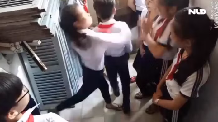 Do clip có độ nét khá rõ nên dân mạng đã nhanh chóng tìm ra danh tính của 2 nữ sinh bạo lực trên và cho biết rằng, đây là 2 nữ sinh khá cá biệt khi có những bức ảnh ăn chơi sa đọa không đúng với lứa tuổi.