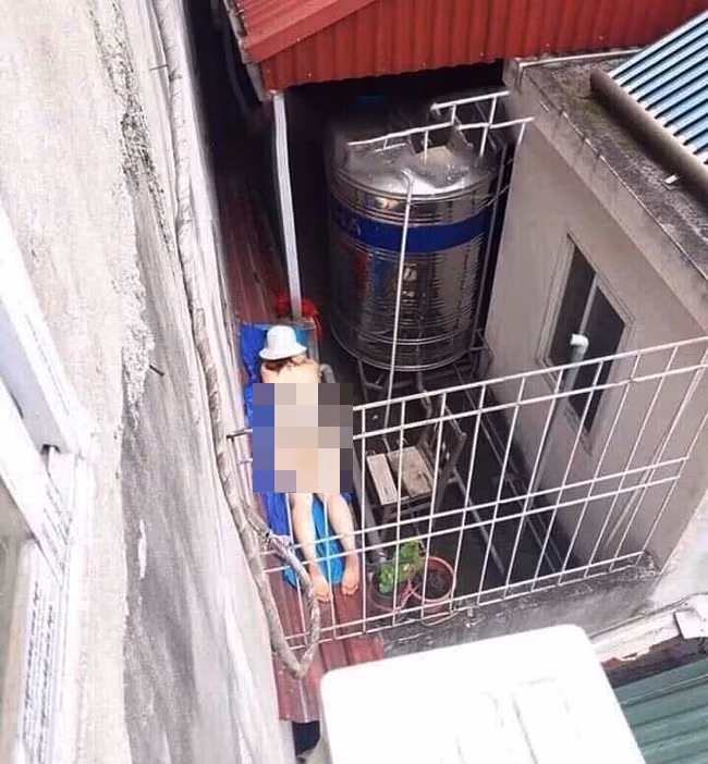 Bên cạnh việc ăn mặc thiếu vải, nhiều cô gái chọn cách chơi trội để thử thách bản thân. Cụ thể, gây xôn xao mạng xã hội ngày 11/6 là khoảnh khắc cô gái trẻ diện bikini, trải chiếu ra nằm phơi nắng. Ngay khi xuất hiện, nhiều người mỉa mai: "Đẹp không thấy đâu. Chả mấy thành mực một nắng".