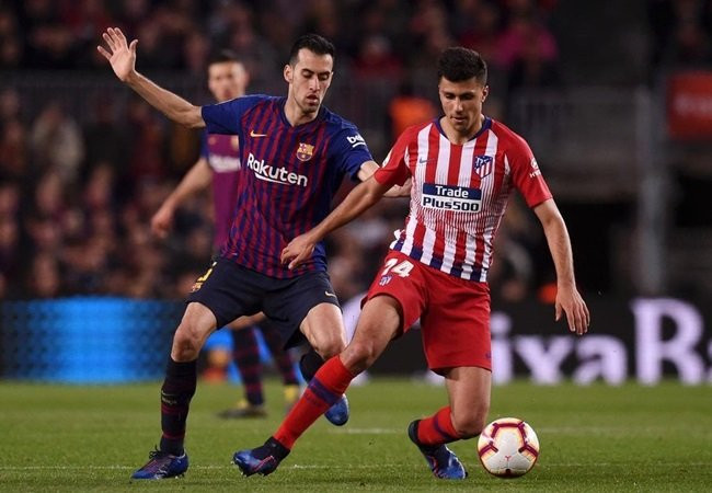 Chuyển nhượng bóng đá từ Telegraph, Man City đang gấp rút đàm phán để chiêu mộ Rodri, người đang thi đấu ấn tượng tại Atletico Madrid. Đáng chú ý, Rojiblancos chỉ để trụ cột của mình ra đi nếu nhận số tiền trên 60 triệu bảng. Điều này đồng nghĩa với việc Manchester City sẽ phá kỷ lục chuyển nhượng của CLB (mua Riyad Mahrez với giá 60 triệu bảng) nếu muốn có được Rodri.