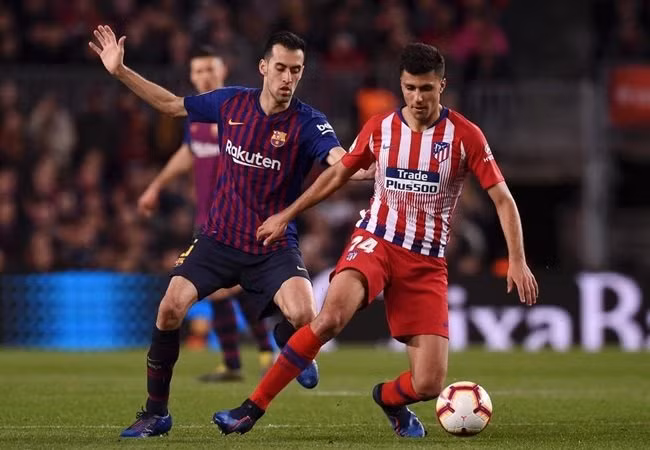 Chuyển nhượng bóng đá từ Telegraph, Man City đang gấp rút đàm phán để chiêu mộ Rodri, người đang thi đấu ấn tượng tại Atletico Madrid. Đáng chú ý, Rojiblancos chỉ để trụ cột của mình ra đi nếu nhận số tiền trên 60 triệu bảng. Điều này đồng nghĩa với việc Manchester City sẽ phá kỷ lục chuyển nhượng của CLB (mua Riyad Mahrez với giá 60 triệu bảng) nếu muốn có được Rodri.