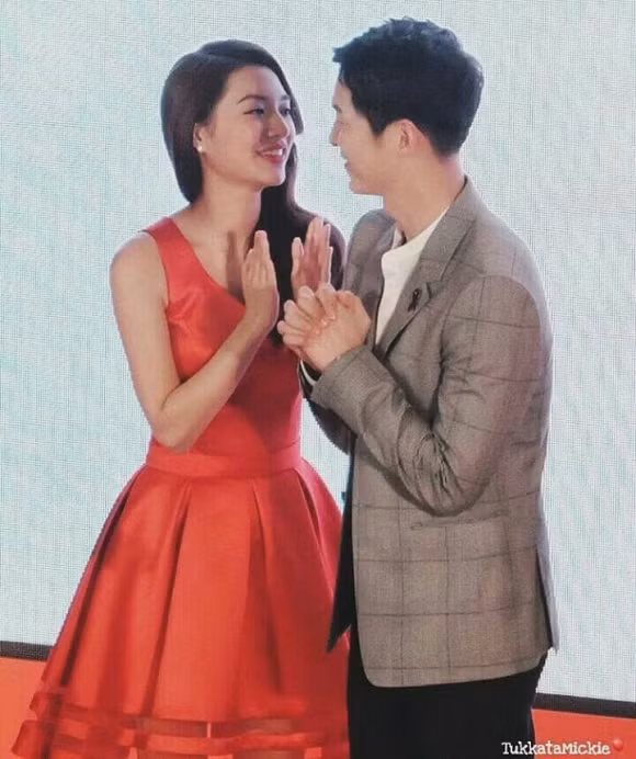 Mặc dù là 2 ngôi sao đến từ 2 đất nước khác nhau và bất đồng ngôn ngữ nhưng Song Joong Ki và Mew Nittha rất gần gũi. Nam diễn viên “Hậu duệ của mặt trời” còn thoải mái cười nói, ôm eo và thể hiện cử chỉ ngọt ngào với người đẹp 26 tuổi này.