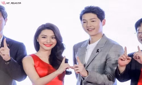 Ngày 16/2, Song Joong Ki đã có mặt tại sự kiện quảng bá cho một thương hiệu tại Eden zone, Central World, Thái Lan. Xuất hiện trong trang phục vest lịch lãm, Joong Ki nhanh chóng gây ấn tượng mạnh với báo giới địa phương bởi vẻ điển trai và sự thân thiện vốn có.