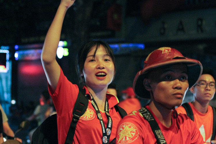 Hòa vào dòng người lên phố ăn mừng có các CĐV của Hội CĐV VFS Miền Bắc. Họ là những người đã đứng ra tổ chức buổi offline tại SVĐ Hàng Đẫy cách đây ít phút. Tất cả đều hối hả thu dọn đồ đạc như trống, cơ để có thể "đi bão" cùng với mọi người.