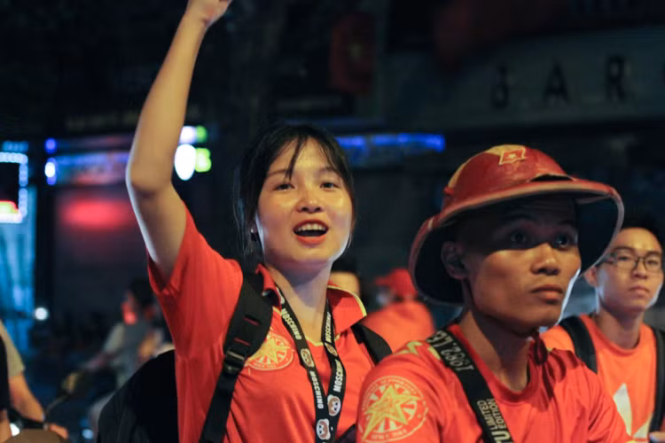 Hòa vào dòng người lên phố ăn mừng có các CĐV của Hội CĐV VFS Miền Bắc. Họ là những người đã đứng ra tổ chức buổi offline tại SVĐ Hàng Đẫy cách đây ít phút. Tất cả đều hối hả thu dọn đồ đạc như trống, cơ để có thể "đi bão" cùng với mọi người.
