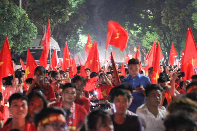 Các trục đường chính của Hà Nội dẫn về Hồ Gươm hay Nhà hát Lớn tắc nghẽn và tràn ngập màu đỏ của lá quốc kì. Sau khi tiếng còi mãn cuộc vang lên, người dân bắt đầu đổ ra đường để ăn mừng chiến tích của đội tuyển Việt Nam.