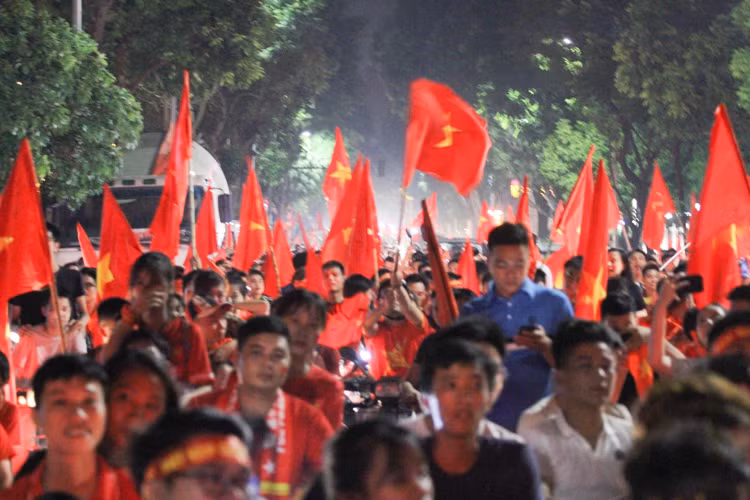 Các trục đường chính của Hà Nội dẫn về Hồ Gươm hay Nhà hát Lớn tắc nghẽn và tràn ngập màu đỏ của lá quốc kì. Sau khi tiếng còi mãn cuộc vang lên, người dân bắt đầu đổ ra đường để ăn mừng chiến tích của đội tuyển Việt Nam.