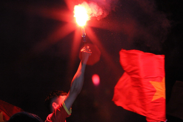 Có thể nói, chiến thắng của Olympic Việt Nam khiến người dân xích gần lại nhau hơn. Họ nắm tay nhau ăn mừng như đã quen biết từ rất lâu.