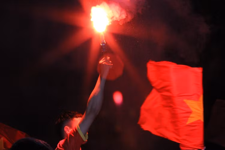 Có thể nói, chiến thắng của Olympic Việt Nam khiến người dân xích gần lại nhau hơn. Họ nắm tay nhau ăn mừng như đã quen biết từ rất lâu.