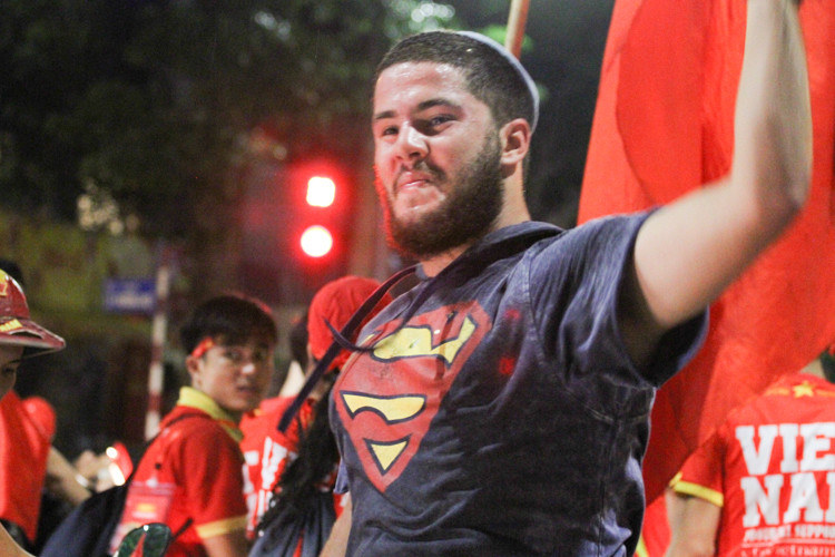 Không chỉ có người Việt ra đường ăn mừng, nhóm PV Kiến Thức còn bắt gặp những người bạn nước ngoài cũng chung vui với người dân Hà Nội. Anh chàng Mohammed bin Rashid đến từ Israel này cũng ra đường để ăn mừng chiến thắng của Việt Nam và chia sẻ rằng: "Tôi đã xem hết trận đấu của các bạn, các cầu thủ thật tuyệt vời, họ chiến đấu như những anh hùng, họ chấp nhận nhường thế trận để ra đòn quyết định và giành chiến thắng".