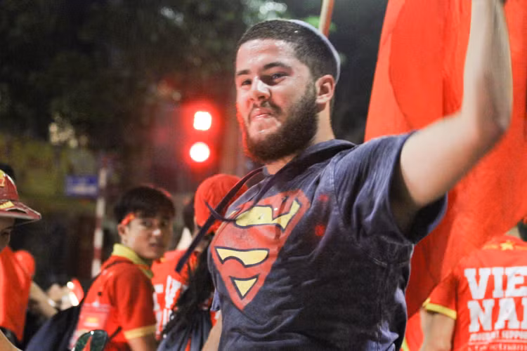 Không chỉ có người Việt ra đường ăn mừng, nhóm PV Kiến Thức còn bắt gặp những người bạn nước ngoài cũng chung vui với người dân Hà Nội. Anh chàng Mohammed bin Rashid đến từ Israel này cũng ra đường để ăn mừng chiến thắng của Việt Nam và chia sẻ rằng: "Tôi đã xem hết trận đấu của các bạn, các cầu thủ thật tuyệt vời, họ chiến đấu như những anh hùng, họ chấp nhận nhường thế trận để ra đòn quyết định và giành chiến thắng".