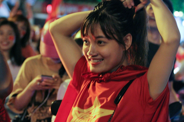 Cô gái này đang chuẩn bị hòa vào dòng người đang hô vang "Việt Nam vô địch".