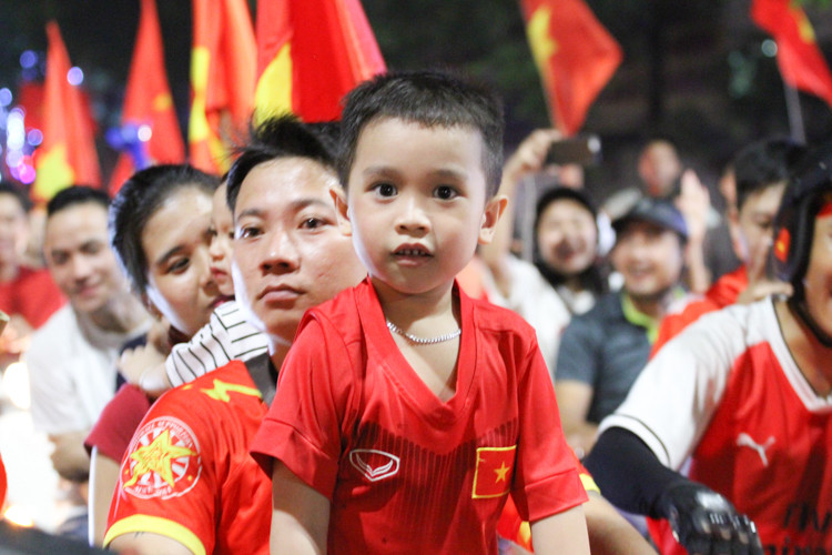Anh Nguyễn Hiếu (thành viên Hội CĐV VFS Miền Bắc) nói: "Sau chiến thắng của HLV Park Hang Seo và các học trò tôi đã lao về nhà để đón vợ con cùng tất cả anh em trong hội đã phục vụ buổi offline trên sân Hàng Đẫy lên phố để ăn mừng thành công của đội tuyển. Vào đến tứ kết đã tự hào, nay các cầu thủ còn mang niềm vui kéo dài tới cho người dân Việt Nam. Tôi và anh em hội CĐV tự hào khi bên mình có rất nhiều cùng hướng về Indonesia xa xôi để cổ vũ các cầu thủ".