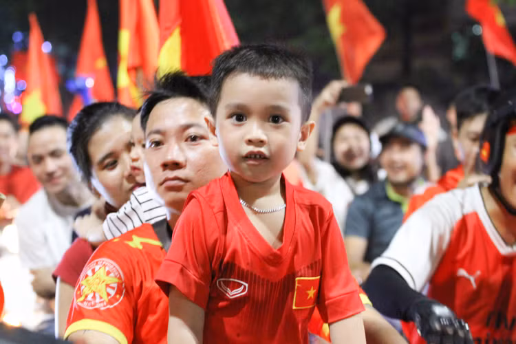 Anh Nguyễn Hiếu (thành viên Hội CĐV VFS Miền Bắc) nói: "Sau chiến thắng của HLV Park Hang Seo và các học trò tôi đã lao về nhà để đón vợ con cùng tất cả anh em trong hội đã phục vụ buổi offline trên sân Hàng Đẫy lên phố để ăn mừng thành công của đội tuyển. Vào đến tứ kết đã tự hào, nay các cầu thủ còn mang niềm vui kéo dài tới cho người dân Việt Nam. Tôi và anh em hội CĐV tự hào khi bên mình có rất nhiều cùng hướng về Indonesia xa xôi để cổ vũ các cầu thủ".