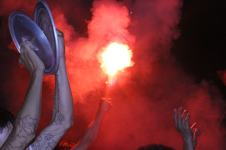 Pháo sáng cũng được các CĐV Việt Nam tại Hà Nội đốt lên, tạo ra cảnh tượng vô cùng đẹp giữa bầu trời đêm của Thủ đô.