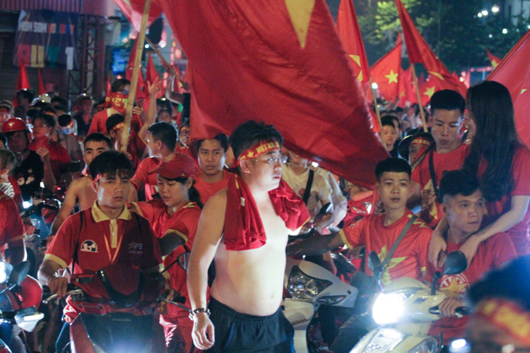 Đêm Hà Nội rợp bóng cờ đỏ sao vàng sau trận đấu tứ kết Asiad 2018, khi các cầu thủ Olympic Việt Nam đã thắng Syria, ghi tên mình vào vòng bán kết.