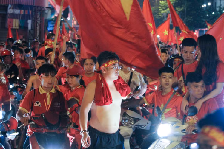 Đêm Hà Nội rợp bóng cờ đỏ sao vàng sau trận đấu tứ kết Asiad 2018, khi các cầu thủ Olympic Việt Nam đã thắng Syria, ghi tên mình vào vòng bán kết.