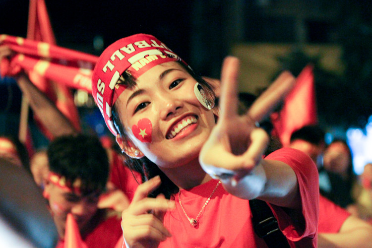 Nhiều cụ già ra đứng ven đường ngắm dòng người đỏ rực màu quốc kì trên phố đông. Không chỉ ngắm nhìn, nhiều cụ còn mang cả nồi, mâm hay nắp vung để cổ vũ. Chia sẻ với PV Kiến Thức có mặt trên phố Hàng Bông, cụ ông Văn Đức (80 tuổi) nói: "Không khí này làm tôi nhớ đến ngày giải phóng Thủ đô năm 1954 khi tất cả người dân của Hà Nội đều đổ ra đường, biến đường phố trở nên rất sinh động với cờ hoa phất phới và hôm nay cũng vậy. Chúc mừng các cầu thủ Olympic Việt Nam".