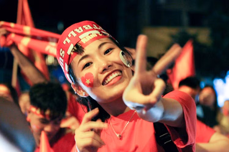 Nhiều cụ già ra đứng ven đường ngắm dòng người đỏ rực màu quốc kì trên phố đông. Không chỉ ngắm nhìn, nhiều cụ còn mang cả nồi, mâm hay nắp vung để cổ vũ. Chia sẻ với PV Kiến Thức có mặt trên phố Hàng Bông, cụ ông Văn Đức (80 tuổi) nói: "Không khí này làm tôi nhớ đến ngày giải phóng Thủ đô năm 1954 khi tất cả người dân của Hà Nội đều đổ ra đường, biến đường phố trở nên rất sinh động với cờ hoa phất phới và hôm nay cũng vậy. Chúc mừng các cầu thủ Olympic Việt Nam".