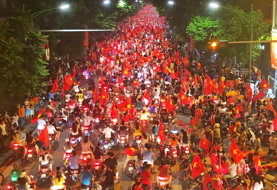 Dòng người trên phố ăn mừng Olympic Việt Nam vẫn còn rất đông dù đồng hồ đã chỉ sang những giờ phút của ngày mới.