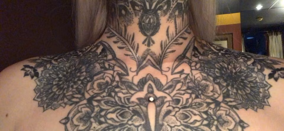 Amber đã thực hiện việc tách lưỡi, vô cùng đau đớn và khó chịu. Cô không thể ăn gì trong vòng 1 tuần, cảm giác như lưỡi bị tê cứng, miệng không thể cử động, hạn chế nói chuyện, cười đùa như bình thường.