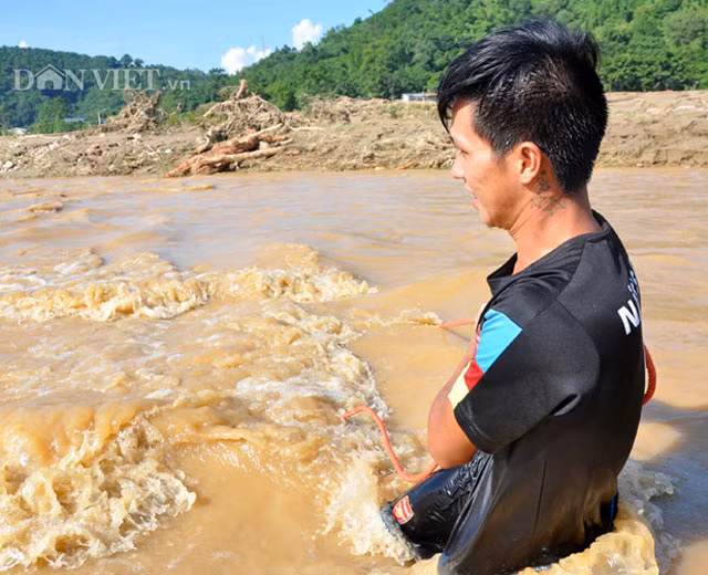 Tại thôn Sủng Hoàng, xã Phìn Ngan có hơn 60 hộ dân bị cô lập sau lũ từ đêm ngày 4, rạng 5/8 đến ngày 6/8.