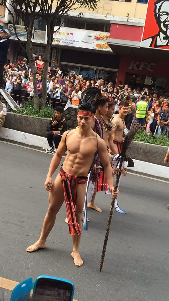 Theo tìm hiểu, những anh chàng điển trai này đang tham dự một cuộc thi người mẫu ở Phillipines.