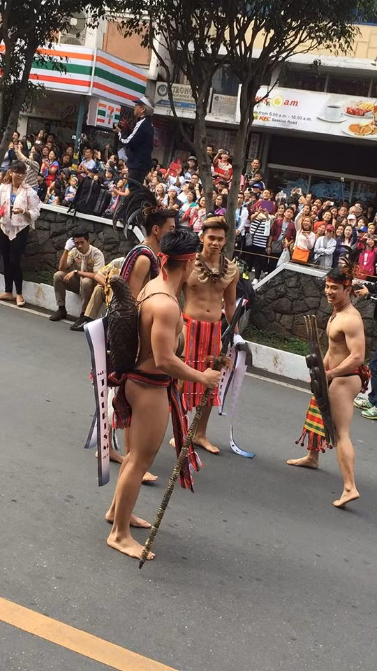 Nhưng dù có nhiều ý kiến trái chiều xung quanh những tấm ảnh nam thần xuống phố với chiếc khố thì không thể phủ nhận được rằng sức hút đến từ những anh chàng trên quả là không thể cưỡng lại, đặc biệt là đối với các cô gái trẻ, thành viên "hội mê trai đẹp".