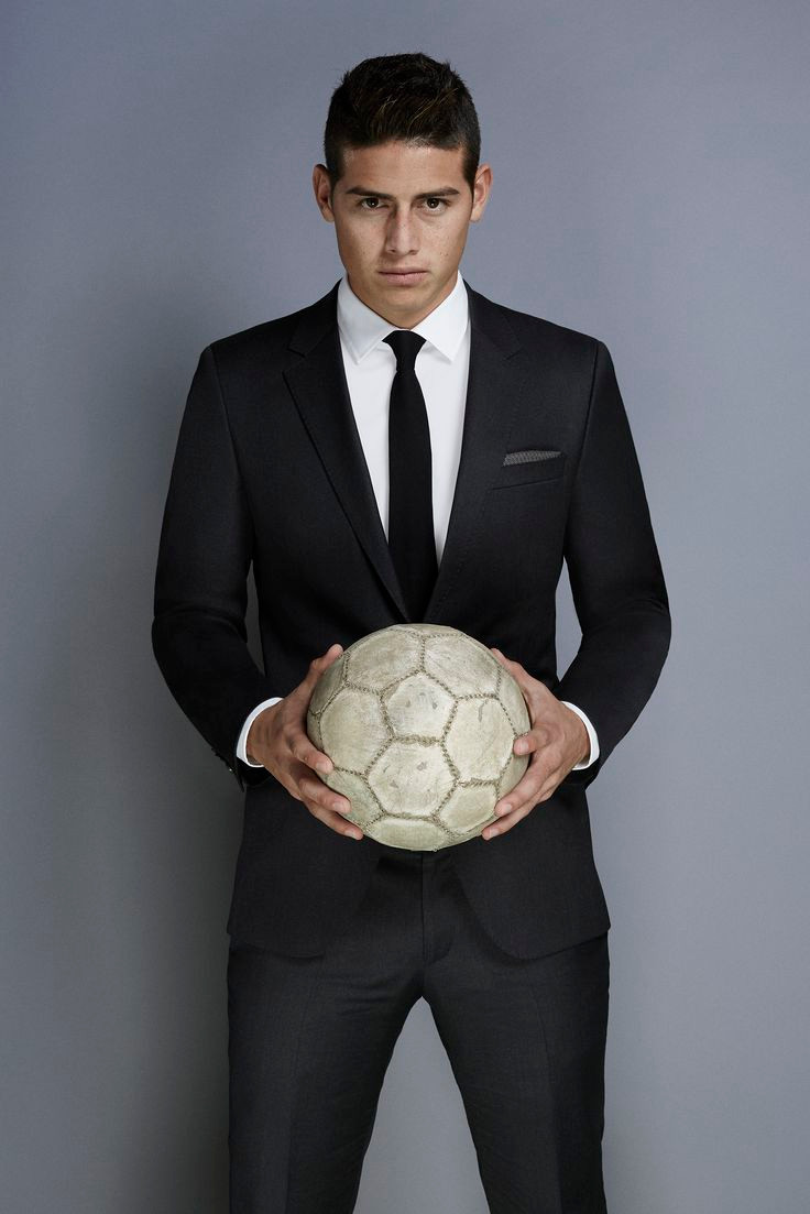 Ở World Cup 2014, James Rodriguez là một trong những cái tên gây chú ý nhất không những bởi tài năng mà còn vì vẻ điển trai cuốn hút. 4 năm sau, trở lại với sân chơi World Cup, James vẫn là ngôi sao sáng nhất phía ĐT Colombia.