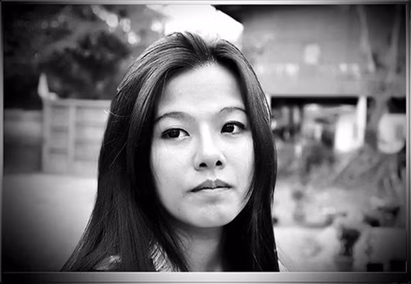 Sau đó, cô gái người Thái Lan này nhìn ra được rằng mình có đôi mắt một mí và thêm vào đó nữa là hai mắt không đều nhau nên cô quyết định thực hiện ca phẫu thuật thứ hai đó là cắt mắt để cho đôi mắt trở thành hai mí.