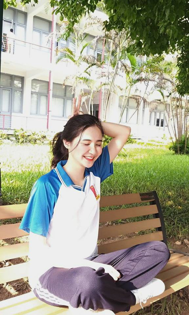 Trong bộ đồng phục thể dục đơn giản, cô nàng thực sự gây thương nhớ và khiến dân tình nhao nhao lên hỏi xin info.