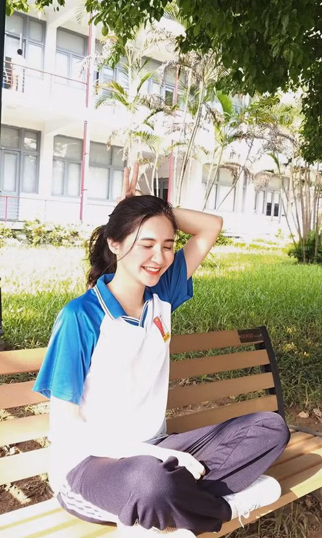 Trong bộ đồng phục thể dục đơn giản, cô nàng thực sự gây thương nhớ và khiến dân tình nhao nhao lên hỏi xin info.