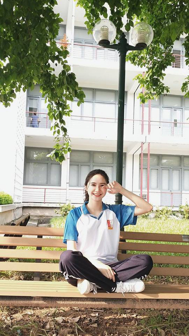 Theo tìm hiểu, cô nàng nữ sinh ĐH Bách Khoa được dân mạng chú ý có tên Trịnh Minh Tâm (SN 2000), hiện là sinh viên năm 2 của khoa Công nghệ sinh học, trường ĐH Bách Khoa Hà Nội.