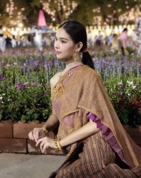 Những hình ảnh tại buổi khám nghĩa vụ của Rika khiến nhiều người xuất hiện cùng thời điểm đó phải choáng váng và xin chụp ảnh cùng.