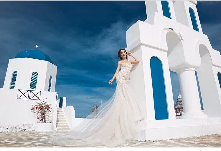 Những ngôi nhà màu trắng, nằm giữa mây trời xanh ngắt, xung quanh là biển, là cỏ cây hoa lá, phim trường tại Đà Nẵng chẳng khác nào Santorini. Với cái nắng rực rỡ, cái gió mát mẻ mang hơi mặn của biển, không khí Địa Trung Hải hiện lên một cách rõ nét. Chắc chắn sẽ mang lại rất nhiều tinh thần "sống ảo" để cho ra những tấm hình đẹp mê mải.