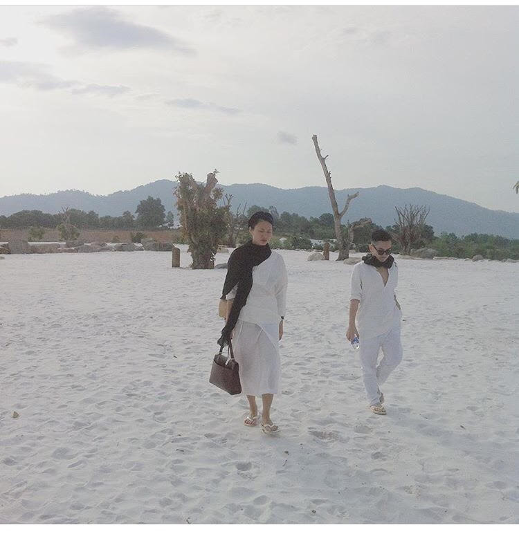 Dubai thu hút khách du lịch thế giới với những sa mạc trắng tinh đẹp choáng ngợp giữa thiên nhiên bao la, rộng lớn. Ở Việt Nam có một nơi như vậy! Đó là khu du lịch sinh thái M'Đrăk nằm cách trung tâm TP. Buôn Mê Thuột, Đak Lak khoảng 100km. Nơi đây dường như chưa được nhiều người biết đến, nên cảnh quan thơ mộng, hoang sơ đầy bí ẩn, mang đậm vẻ đẹp của núi rừng Tây Nguyên, vẫn hiện lên thấy rõ. Những dải cát trắng tinh, những hồ nước trong xanh, những chú ngựa nhởn nha gặm cỏ giữa trời rộng lớn sẽ khiến bạn thích thú ngay khi mới đặt chân tới.