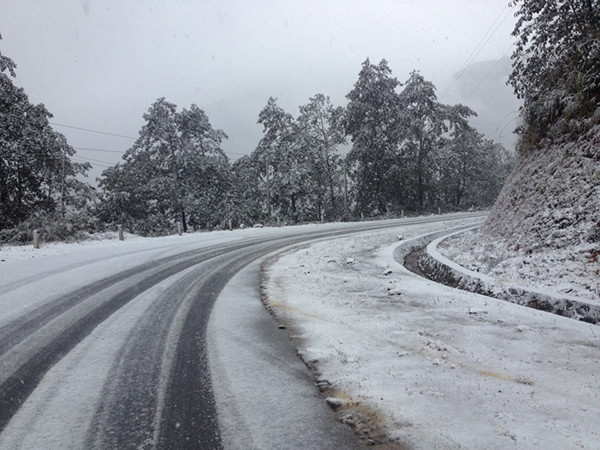 Thị trấn Sapa bình thường đã đẹp rồi, điều này có lẽ chẳng cần phải nói thêm, mùa tuyết phủ trắng xóa còn đẹp một cách ấn tượng hơn nữa. Đặc biệt, ở Sapa, tinh thần Pháp luôn hiện hữu trong vẻ đẹp kiến trúc của các công trình nơi đây, thành ra Sapa mùa tuyết chẳng khác nào Châu Âu.